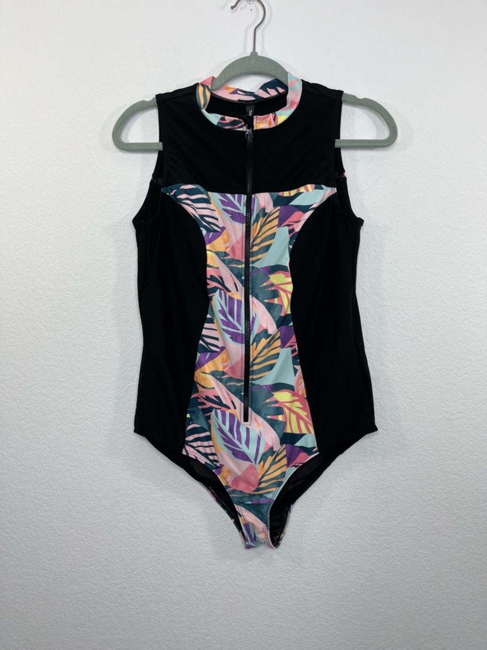 Torrid Active Wireless Sleeveless Rashguard One Piece Swimsuit size 0 = 12 - Picture 4 of 12